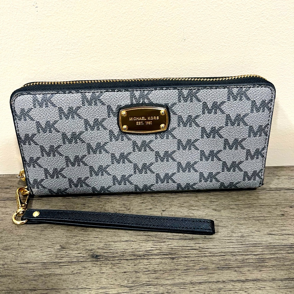 MICHAEL KORS women’s Continental wallet in gently used condition
